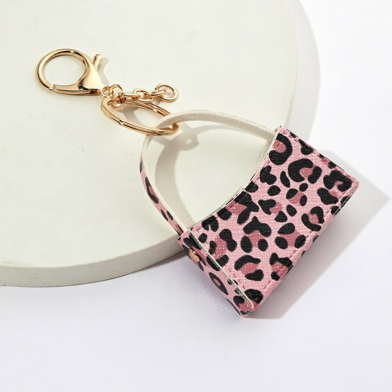 Kožni ključni lanac s leopard uzorkom i zakrivljenim novčanikom – moderan minimalistički stil