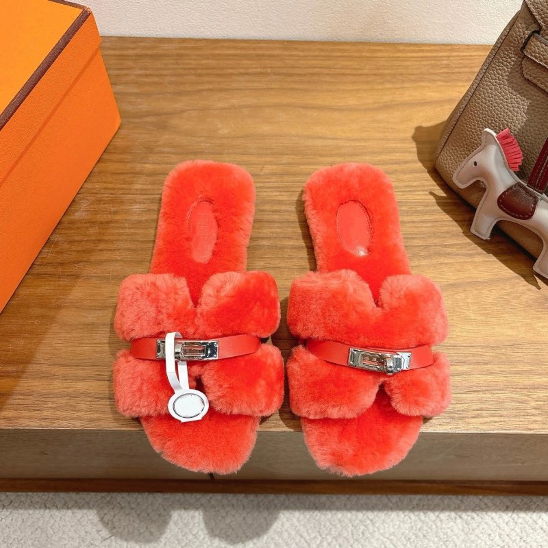 Дамски чехли с горна част от заешка козина, кожена вътрешност, гумена подметка, плоска подметка, 0–3 cm