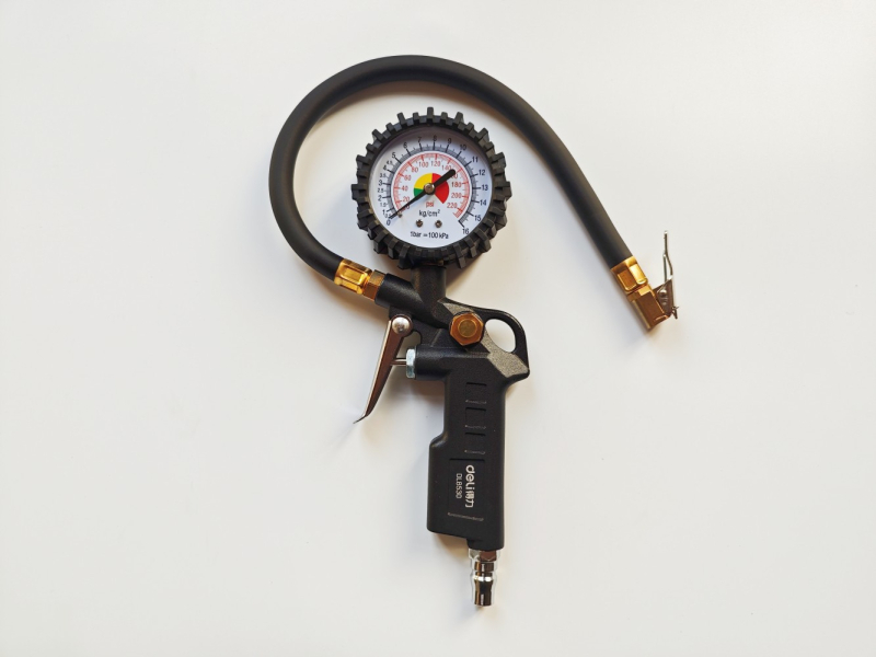 Deli DL8530 Mjerač tlaka u gumama s inflacijskim pištoljem – mjerenje tlaka u automobilskim gumama