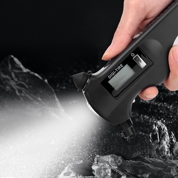 Digitalni mjerač tlaka u gumi s pozadinskim osvjetljenjem i flashlightom, Lotuda, model JZ-409A — raspon 2–150 psi, točnost ±1 psi, jedinice PSI/BAR/KPA/KG/C㎡, ručni