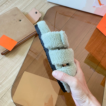 Пантофи с една презрамка — римски стил; горна част: лен; вътрешен материал: изкуствен косъм; подметка: гума.