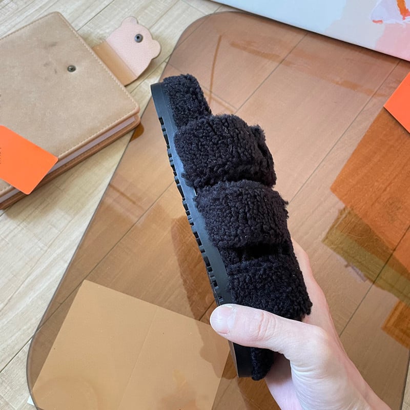 Пантофи с една презрамка — римски стил; горна част: лен; вътрешен материал: изкуствен косъм; подметка: гума.