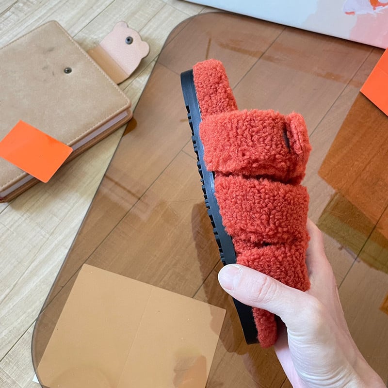 Пантофи с една презрамка — римски стил; горна част: лен; вътрешен материал: изкуствен косъм; подметка: гума.