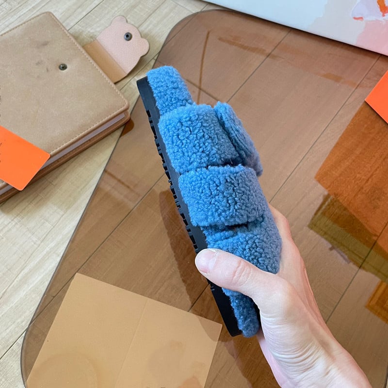 Пантофи с една презрамка — римски стил; горна част: лен; вътрешен материал: изкуствен косъм; подметка: гума.