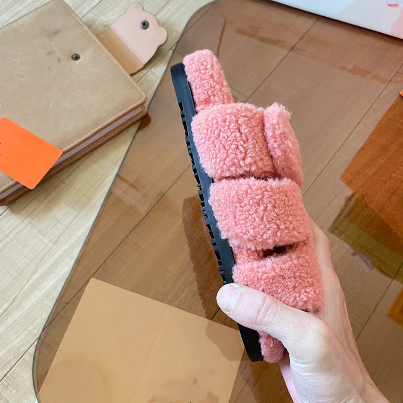 Пантофи с една презрамка — римски стил; горна част: лен; вътрешен материал: изкуствен косъм; подметка: гума.