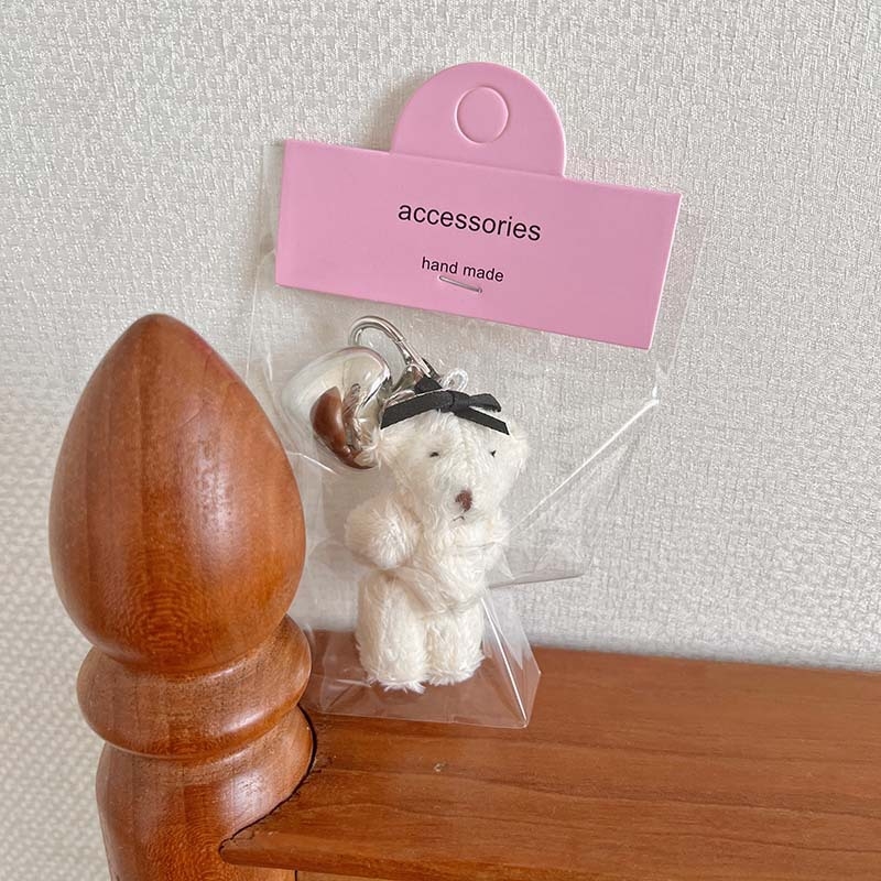 Plüss medve kulcstartó szív alakú medállal – rajzfilmszerű stílus, táskára akasztható dísz; anyag: textil; minta: medve; 2024 nyári kiadás; feldolgozás: félig manuális.