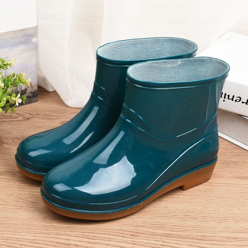 Ženske kišne čizme s PVC gornjim dijelom, kratka visina do gležnja, toplo podstavljene pamukom, protuklizna potplat, niski pet 1–3 cm