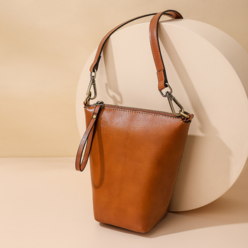 Geantă de damă din piele naturală, crossbody, formă verticală pătrată, cu buzunar pentru telefon și fermoar
