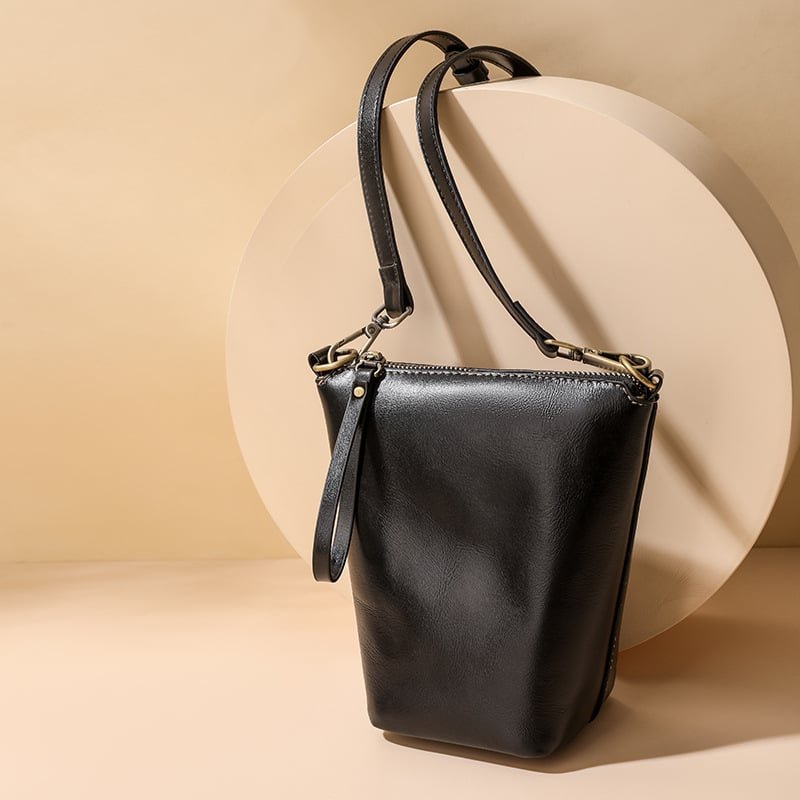 Geantă de damă din piele naturală, crossbody, formă verticală pătrată, cu buzunar pentru telefon și fermoar