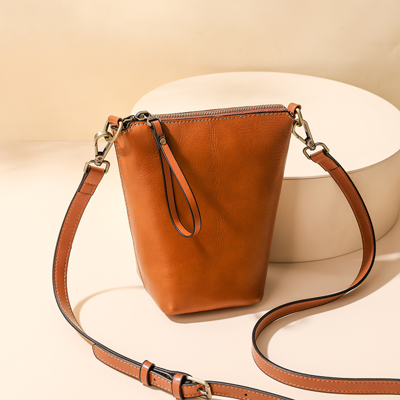 Geantă de damă din piele naturală, crossbody, formă verticală pătrată, cu buzunar pentru telefon și fermoar