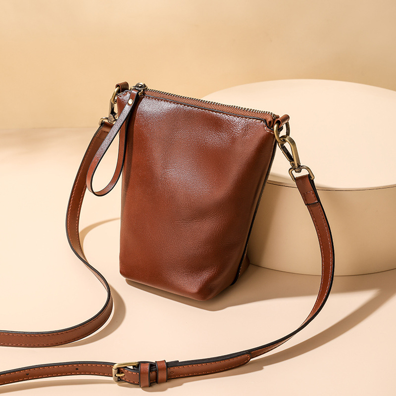 Geantă de damă din piele naturală, crossbody, formă verticală pătrată, cu buzunar pentru telefon și fermoar