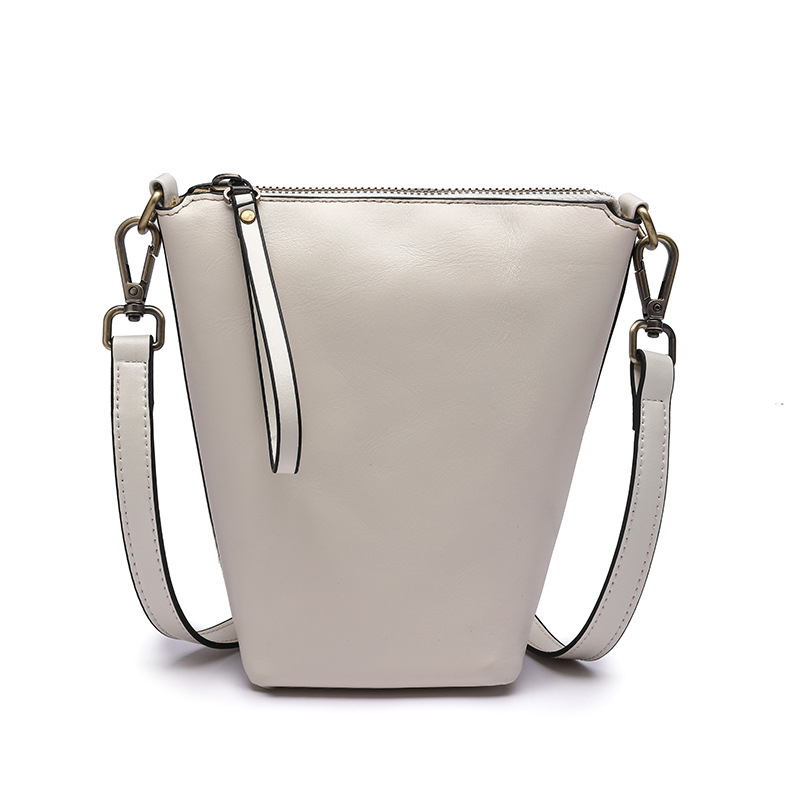 Geantă de damă din piele naturală, crossbody, formă verticală pătrată, cu buzunar pentru telefon și fermoar