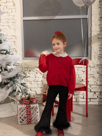 Детски панталони с широки крачоли, подплатени с полар, със сваляеми крачоли и акценти от пера на щраус; висока талия, полиестерна тъкан.