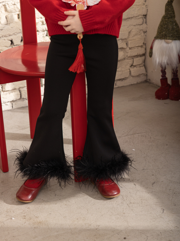 Детски панталони с широки крачоли, подплатени с полар, със сваляеми крачоли и акценти от пера на щраус; висока талия, полиестерна тъкан.