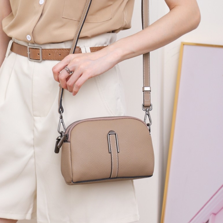 Crossbody torba, prava koža, koža prvog sloja, horizontalno kvadratni oblik, zatvaranje na zip, unutarnja džep sa zipom