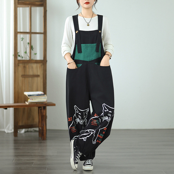 Denim kombinezon s otisom mačke i trake, opuštena linija s lantern-stilom nogavica, vrlo niska struka, pamuk, jesen 2025