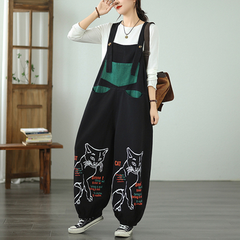 Denim kombinezon s otisom mačke i trake, opuštena linija s lantern-stilom nogavica, vrlo niska struka, pamuk, jesen 2025