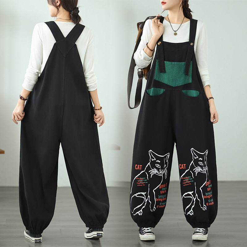 Denim kombinezon s otisom mačke i trake, opuštena linija s lantern-stilom nogavica, vrlo niska struka, pamuk, jesen 2025