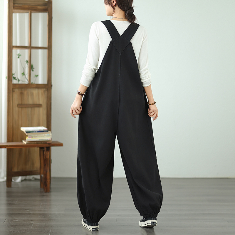 Denim kombinezon s otisom mačke i trake, opuštena linija s lantern-stilom nogavica, vrlo niska struka, pamuk, jesen 2025