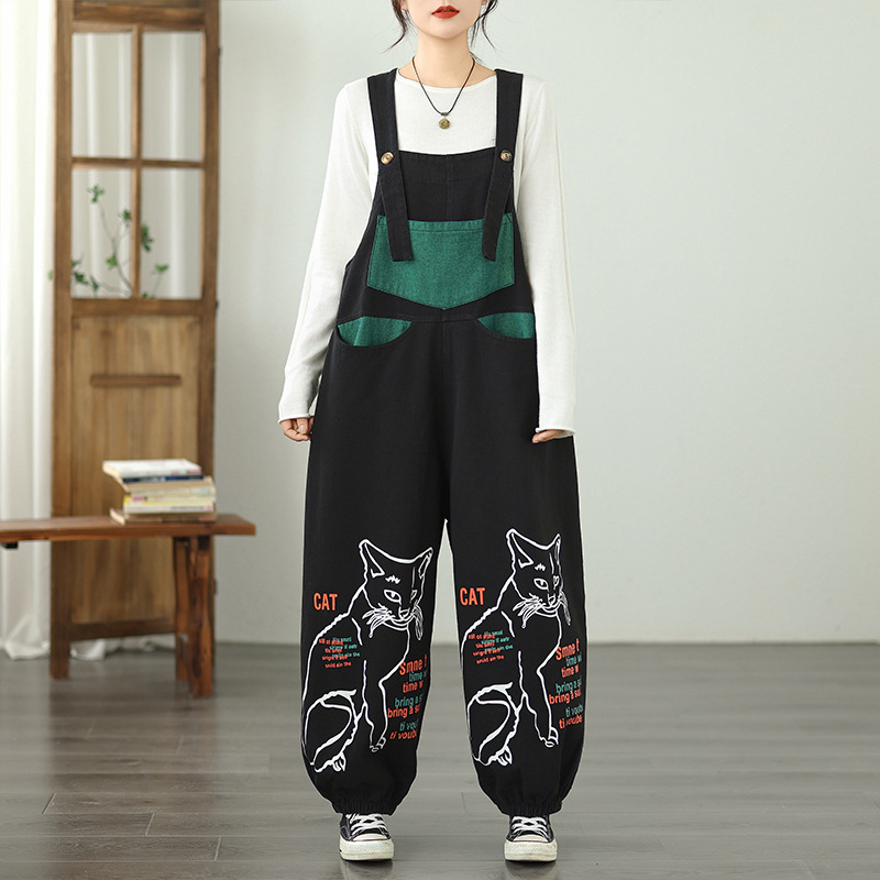 Denim kombinezon s otisom mačke i trake, opuštena linija s lantern-stilom nogavica, vrlo niska struka, pamuk, jesen 2025