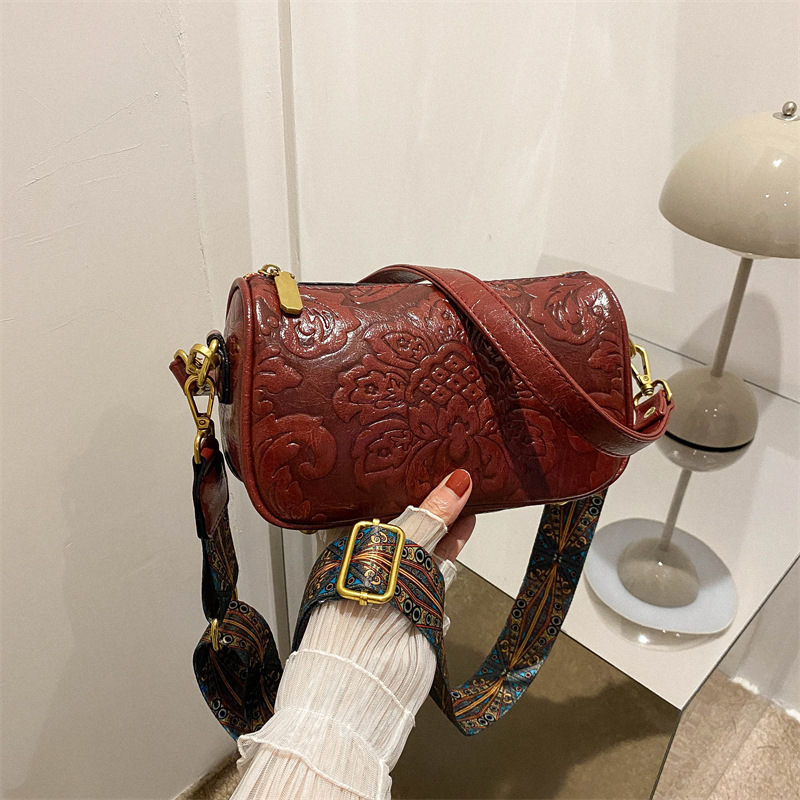 PU ženska torbica za pazuh crossbody, trodimenzionalni reljefni dizajn, etnički stil, horizontalni kvadratni oblik, zatvaranje munje, poliester podstava, unutarnji džep sa zipom i ID džep, dvostruki remeni