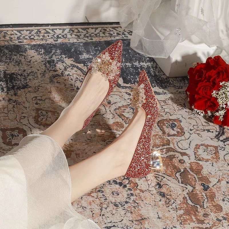 Сватбени високи токчета, остър нос, PU горна част, тънък ток, гумена подметка, височина на тока над 8 см