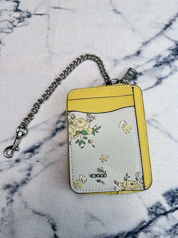 Ulična torba od prave kože, kvadratnog oblika sa lancem, zatvarač, unutarnji džep sa zatvaračem i džep za dokumente, podstava od poliestera i pamuka, proljeće 2025