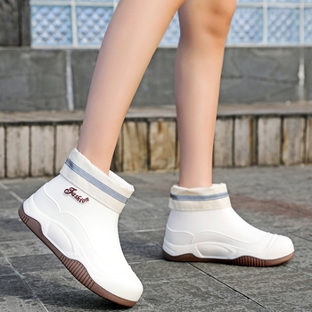 Ženske kišne čizme s plastičnim gornjim dijelom, niski holeni dio, peta 1–3 cm, pogodne za sve sezone