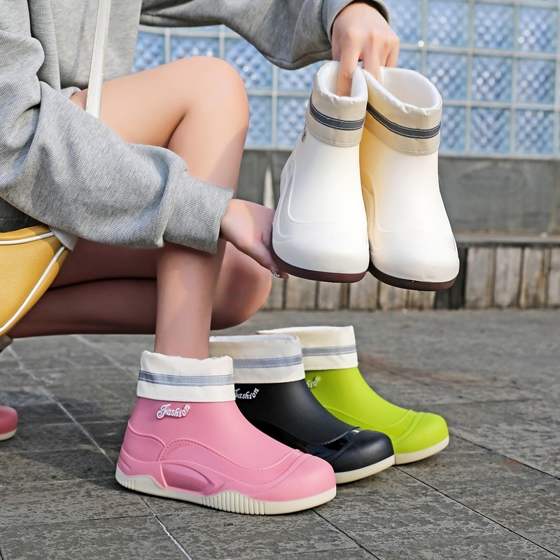 Ženske kišne čizme s plastičnim gornjim dijelom, niski holeni dio, peta 1–3 cm, pogodne za sve sezone