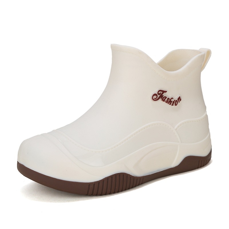 Ženske kišne čizme s plastičnim gornjim dijelom, niski holeni dio, peta 1–3 cm, pogodne za sve sezone