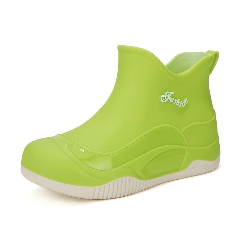 Ženske kišne čizme s plastičnim gornjim dijelom, niski holeni dio, peta 1–3 cm, pogodne za sve sezone