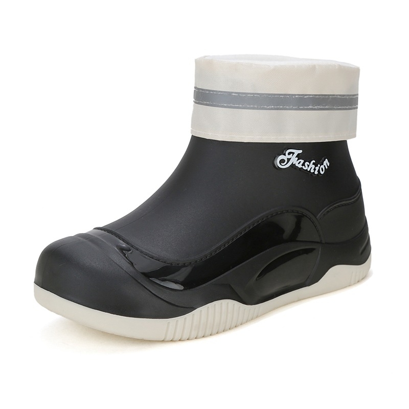Ženske kišne čizme s plastičnim gornjim dijelom, niski holeni dio, peta 1–3 cm, pogodne za sve sezone