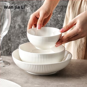 Biely porcelánový jedálenský set – taniere, misky a paličky, moderný minimalistický dizajn