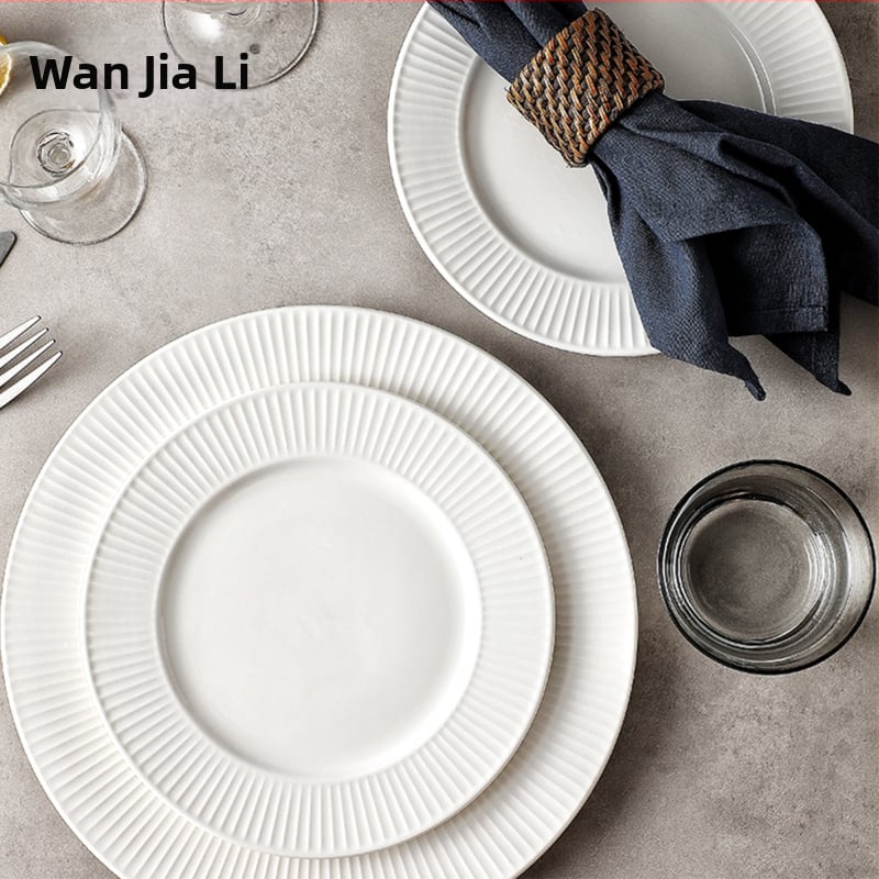 Biely porcelánový jedálenský set – taniere, misky a paličky, moderný minimalistický dizajn