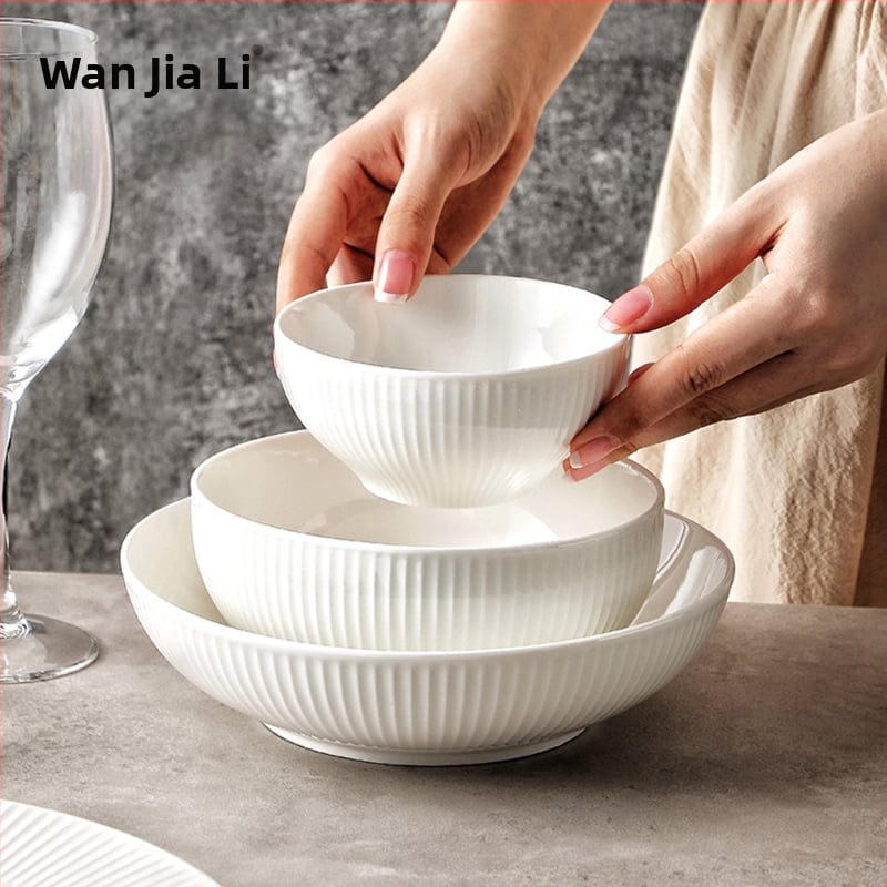 Biely porcelánový jedálenský set – taniere, misky a paličky, moderný minimalistický dizajn