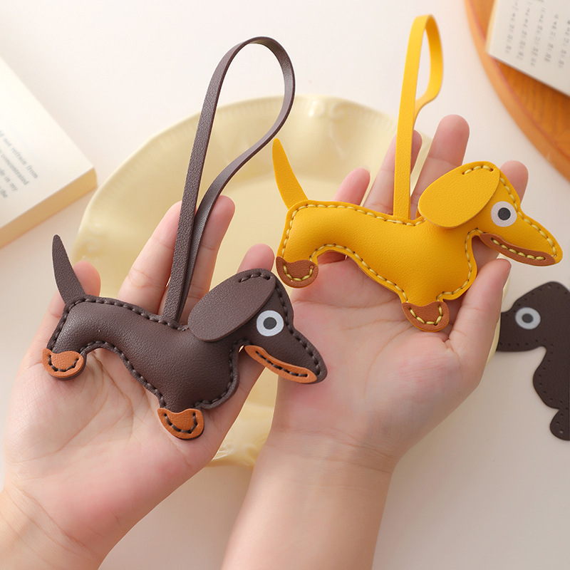 Pandantiv din piele cu dachshund pentru chei – realizat manual, stil japonez și coreean, cadou gata