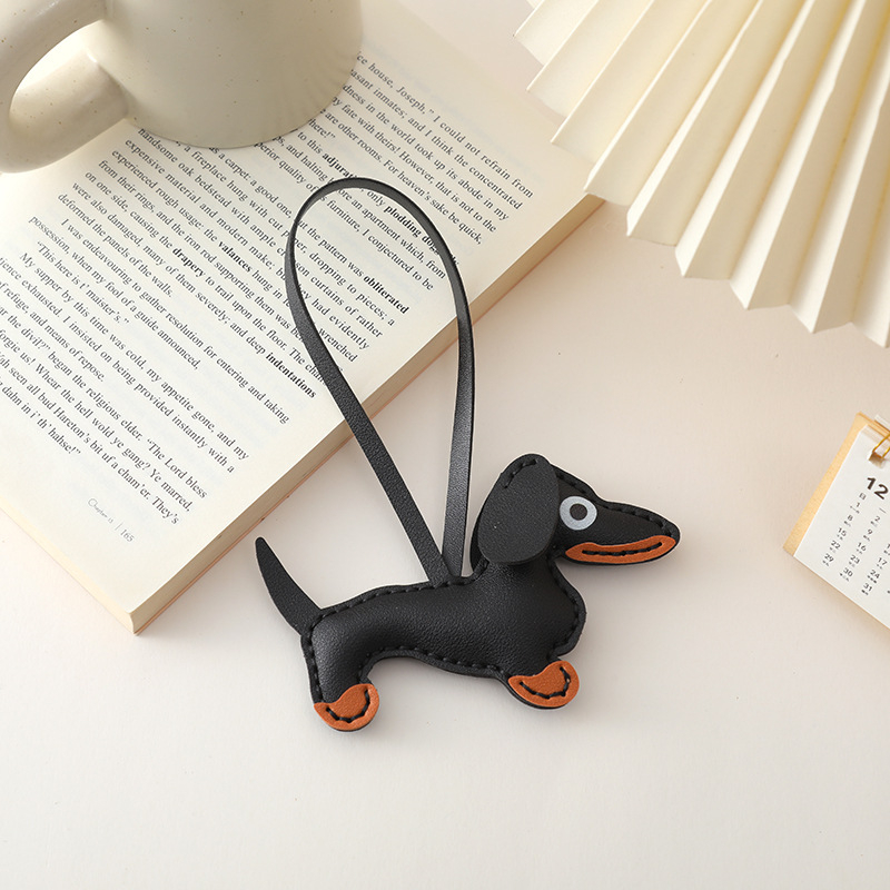 Pandantiv din piele cu dachshund pentru chei – realizat manual, stil japonez și coreean, cadou gata