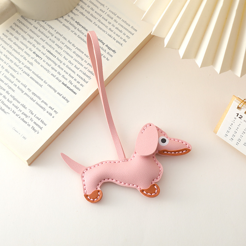 Pandantiv din piele cu dachshund pentru chei – realizat manual, stil japonez și coreean, cadou gata