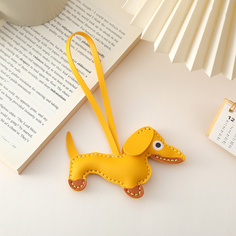 Pandantiv din piele cu dachshund pentru chei – realizat manual, stil japonez și coreean, cadou gata