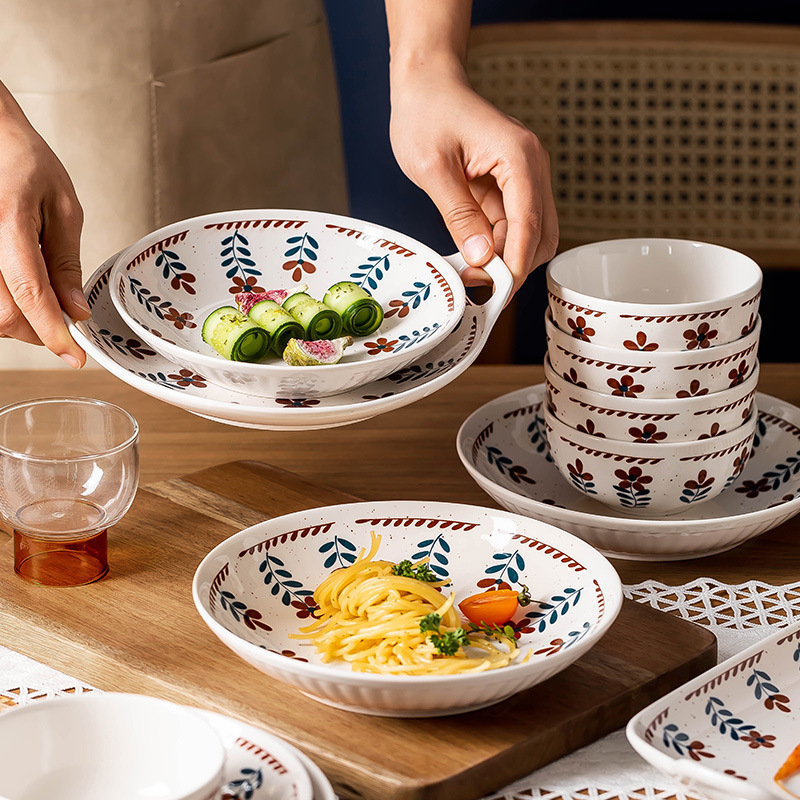 Japanski stil keramički set zdjela i tanjura s cvjetnim uzorkom i podglazurnom površinom, pogodan za mikrovalnu pećnicu