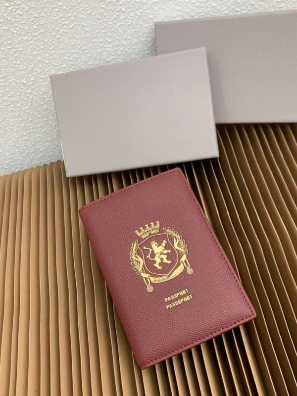 Držač za putovnicu i identifikacijsku iskaznicu s kaišem (od prave kože; podstava od teleće kože; unisex; proljeće 2024)