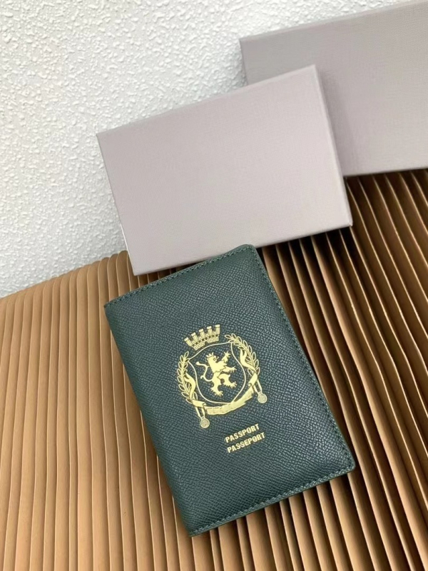 Držač za putovnicu i identifikacijsku iskaznicu s kaišem (od prave kože; podstava od teleće kože; unisex; proljeće 2024)