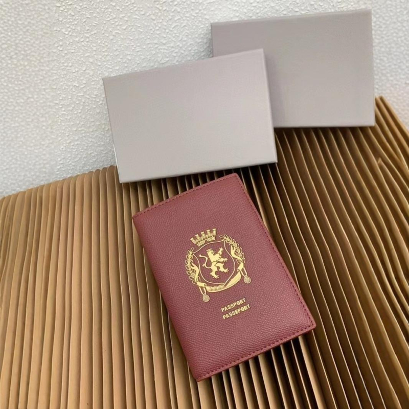 Držač za putovnicu i identifikacijsku iskaznicu s kaišem (od prave kože; podstava od teleće kože; unisex; proljeće 2024)