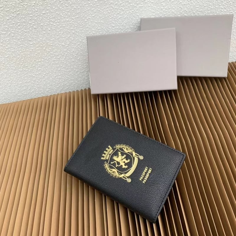 Držač za putovnicu i identifikacijsku iskaznicu s kaišem (od prave kože; podstava od teleće kože; unisex; proljeće 2024)
