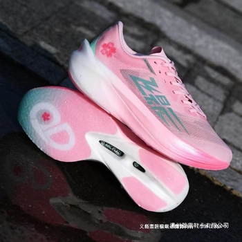 Маратонски обувки за бягане с дишаща горна част от платно, пълна дължина въглеродна плоча, амортизираща подметка и дизайн на райета