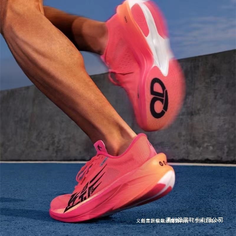 Маратонски обувки за бягане с дишаща горна част от платно, пълна дължина въглеродна плоча, амортизираща подметка и дизайн на райета