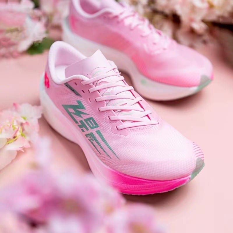 Маратонски обувки за бягане с дишаща горна част от платно, пълна дължина въглеродна плоча, амортизираща подметка и дизайн на райета