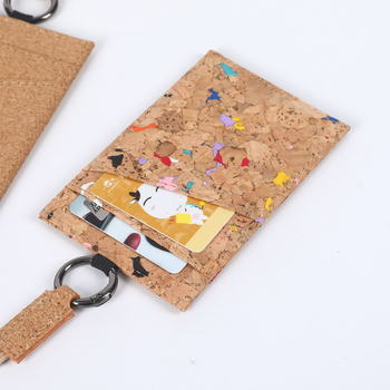 Suport card cu șnur – 3 sloturi pentru carduri, model lemnos, lemn moale, 1 slot frontal + 2 sloturi din spate, cusătură dublă la margine, stil urban minimalist