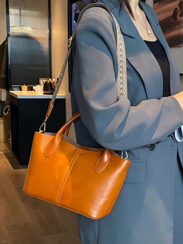 Ženska Tote torba – prirodna koža, ulični stil, zatvarač, unutarnji džep sa zatvaračem i džep za telefon, dvije naramenice