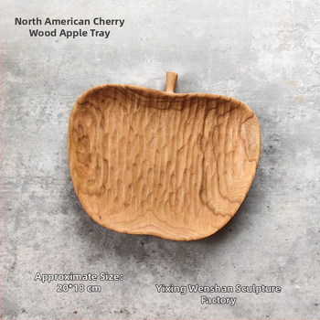 Kriaušės formos medinė lėkštė, rankų darbo, tekstūruota, iš vientiso medžio (Forma: kriaušė; Paviršius: tekstūruotas; Konstrukcija: vientisas medžio masyvas; Stilius: šiuolaikinis paprastumas)